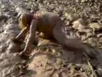 Distracţie "made in USA": O tânără beată nu reuşeşte să se ridice din noroi (VIDEO)  