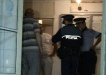 Poştaş înjunghiat într-un bloc din Bucureşti: Hoţii au fugit cu 40.000 lei (VIDEO)