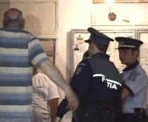 Poştaş înjunghiat şi aruncat la ghenă, în blocul în care împărţea pensiile