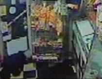 A rămas blocat în uşa magazinului pe care vroia să-l jefuiască (VIDEO)