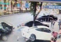 La un pas de moarte. O femeie a fost izbită de o maşină pe trotuar, dar a scăpat cu viaţă (VIDEO)