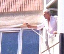 Suceava. Membri PNL, stropiţi cu apă în timp ce pichetau sediul unui deputat PDL (VIDEO)