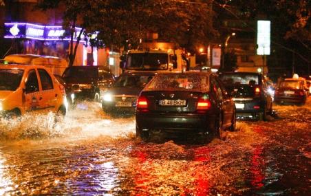 Ploi torenţiale şi caniculă: Imagini din timpul furtunilor puternice din Timişoara şi Braşov (VIDEO)