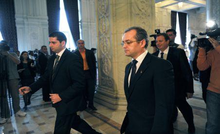 Boc, huiduit în plen, acuză Opoziţia de plagiat în textul moţiunii: Habar nu aveţi pe ce lume trăiţi!
