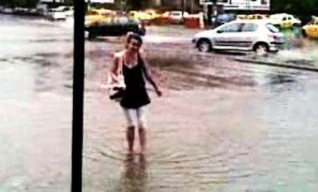Cum arată o intersecţie din Capitală după un sfert de oră de ploaie (VIDEO) 