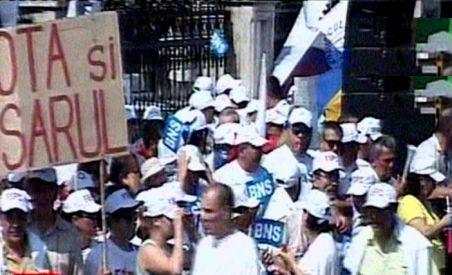 Lanţ uman în jurul Parlamentului. Protestatarii au încercat să forţeze intrarea (VIDEO)