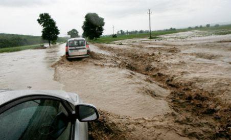 Inundaţii devastatoare: Sute de oameni izolaţi, locuinţe evacuate, trafic blocat (VIDEO)