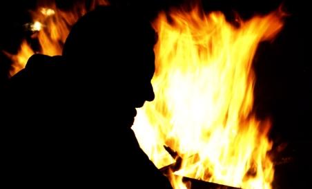 Român incendiat de italieni, după ce a fost acuzat de furt (VIDEO)