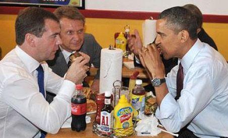 Obama şi Medvedev au mers împreună la un fast food pentru a mânca hamburgeri 