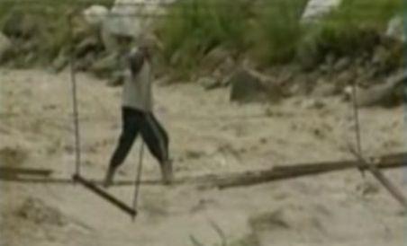 Inundaţiile fac ravagii în ţară. 250 de familii izolate în Suceava. Codul Portocaliu pentru Prut, valabil încă 24 de ore (VIDEO)
