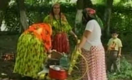 Cu şatra la spital: Un clan de romi s-a instalat în curtea Spitalului Judeţean din Constanta (VIDEO)