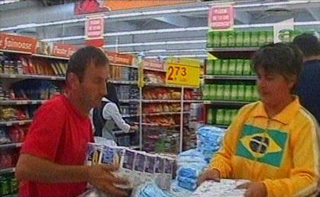 Românii s-au grăbit să-şi facă provizii. Vezi ce majorări de preţuri intră în vigoare joi (VIDEO)