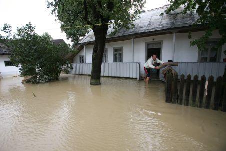 O nouă viitură a lovit în judeţul Neamţ. DN 15 blocat din cauza apelor