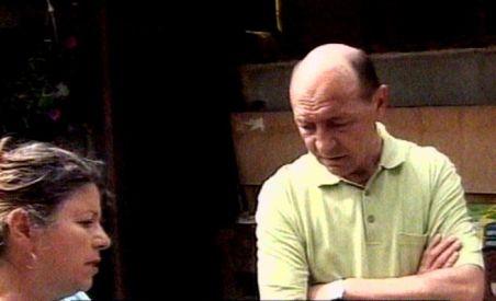 Băsescu s-a enervat pe sinistraţii din Săuceşti care se plângeau de lipsa digurilor. Preşedintele a refuzat să mai vorbească cu ei (VIDEO)