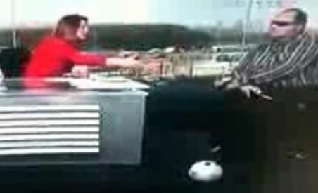 O prezentatoare a vrut să dea mâna cu un orb, în direct (VIDEO)