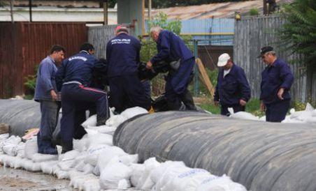Traian Băsescu a mers la Galaţi pentru a inspecta lucrările la digul de apărare (VIDEO)