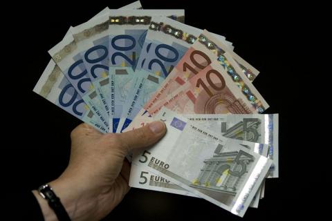 Ministerul Finanţelor schimbă modalitatea de impozitare a dobânzilor. Sunt taxate doar câştigurile de după 1 iulie