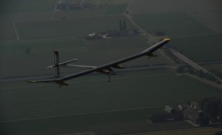 Solar Impulse, primul avion solar, a reuşit să zboare non-stop timp de 26 de ore (VIDEO)