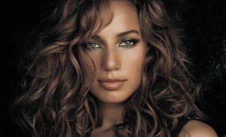 Cântăreaţa Leona Lewis a vizitat rezervaţia de urşi de la Zărneşti (VIDEO)