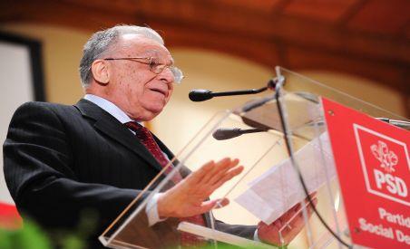 Iliescu: Băsescu simte că pierde teren şi ia distanţă de Guvernul pe care l-a împins la măsuri anti-sociale şi ineficiente