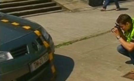 A fost călcată de propria maşină după ce a uitat să tragă frâna de mână - VIDEO