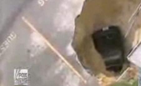 11 familii de americani evacuate, după apariţia unui crater uriaş (VIDEO)