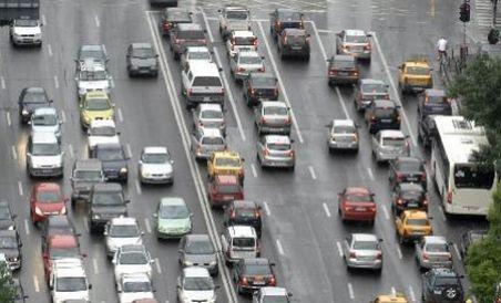 Circulaţie îngreunată pe DN1, la ieşirea din Bucureşti. Şoferii merg spre staţiunile montane şi mitingul aviatic de la Otopeni