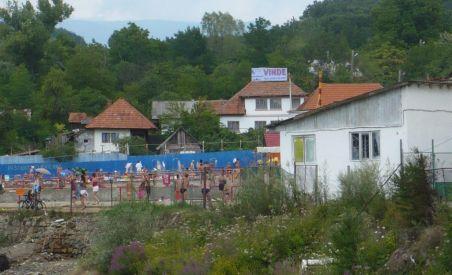 Intrarea în staţiunea Săcelu din Gorj, blocată cu un lanţ. Primarul cere taxă (VIDEO)