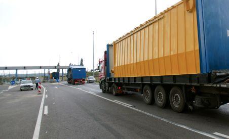 Tir cu butelii răsturnat pe DN18B. Pericol de explozie