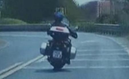 A rămas fără permis după ce a depăşit maşina poliţiei în timp ce circula cu 170 km/h (VIDEO)