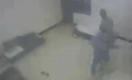 Imagini şocante: Deţinut filmat în timp ce îşi ucide colegul de celulă - VIDEO