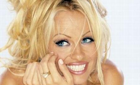 Pamela Anderson, îngropată în datorii: Locuieşte într-o rulotă în Malibu (VIDEO)