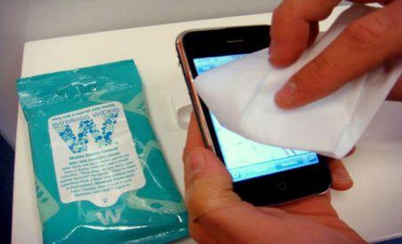 Studiu: Telefonul mobil are de 18 ori mai multe bacterii decât mânerul toaletei