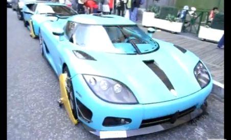 Un Koenigsegg CCXR şi un Lamborghini Murcielago, blocate pentru parcare ilegală în faţa unui magazin londonez (VIDEO)