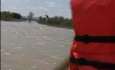 Pescar din Bacău salvat dintre apele învolburate de cinci pompieri curajoşi (VIDEO)