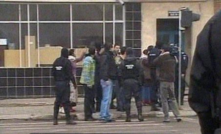 Scandal cu săbii şi un pistol cu bile, la Râmnicu Vâlcea. Patru persoane au fost rănite 