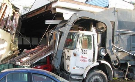 Două persoane rănite, după ce un camion românesc a intrat într-o casă din Ungaria