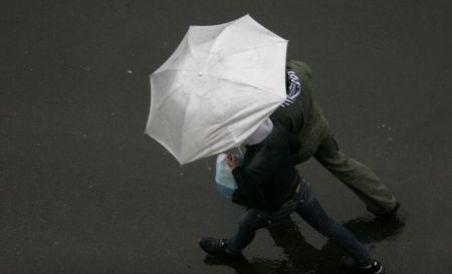 Ploi şi vijelii în Capitală, după zile întregi de caniculă (VIDEO)