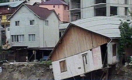 Gara din Sinaia şi peste 40 de case din Buşteni, afectate de inundaţii. Traficul pe DN1, îngreunat din cauza aluviunilor (VIDEO)