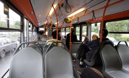 Două autobuze RATB care mergeau spre mănăstiri s-au ciocnit. Mai multe persoane, rănite