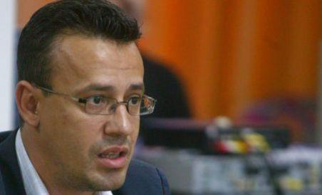 Victor Ciutacu, agresat de doi susţinători ai lui Băsescu, într-un mall din Capitală