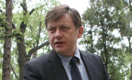 Crin Antonescu: Preşedintele unei ţări aflate în criză asta are preocupare, cât sunt eu bronzat? (VIDEO)