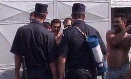 Mehedinţi. Bătaie cu ţevi şi borduri la un post de poliţie din cauza dragostei (VIDEO)