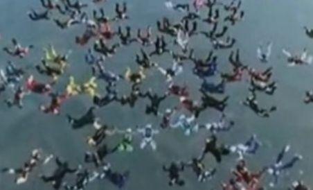 Polonia. 104 sportivi au doborât recordul european de paraşutism în formaţie - VIDEO