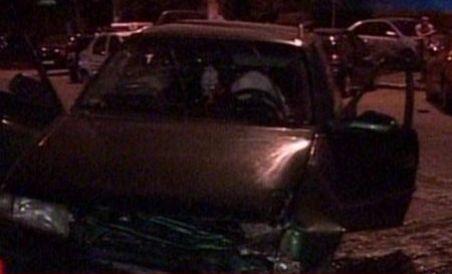 Un om a fost rănit după maşina în care se afla a lovit un alt autoturism oprindu-se într-un refugiu de tramvai (VIDEO)