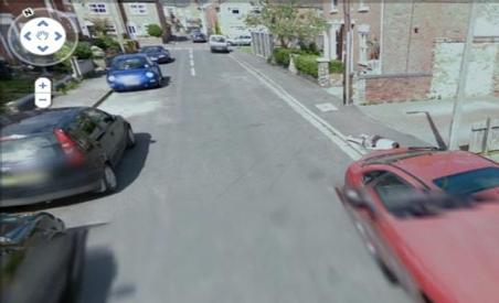 Google Street View a surprins imaginea unei fetiţe ce părea moartă pe un trotuar