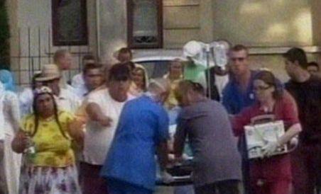 Iasi. Zeci de rromi au făcut scandal în spital pentru a le fi salvată ruda accidentată de o maşină (VIDEO)