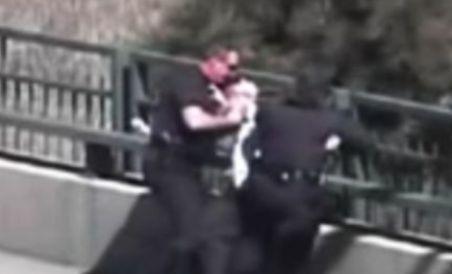 Luat la bătaie de poliţişti, pentru că i-a luat apărarea unui şofer (VIDEO)