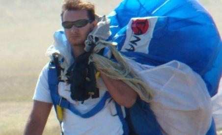 Un paraşutist a murit, după ce s-a prăbuşit pe aerodromul Clinceni (VIDEO)