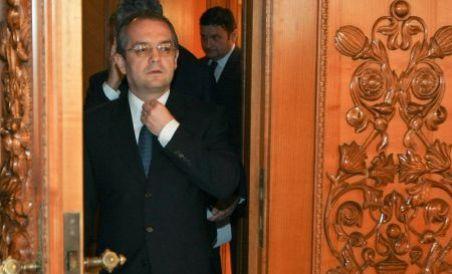 Ce discută Boc cu senatorii PDL, în spatele uşilor închise 